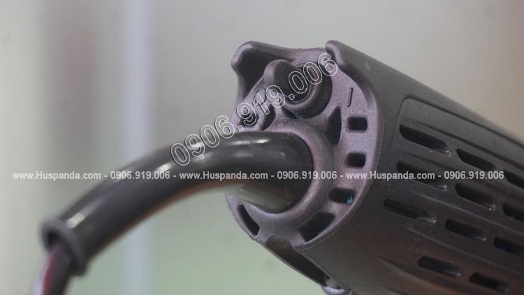 Công tắc của máy mài gói Huspanda HMD 1004 được thiết kế nằm phí sau tay cầm