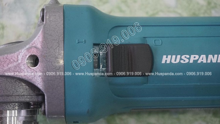 Công tắc của máy mài gói Huspanda HMD 1003 được thiết kế nằm phí sau tay cầm